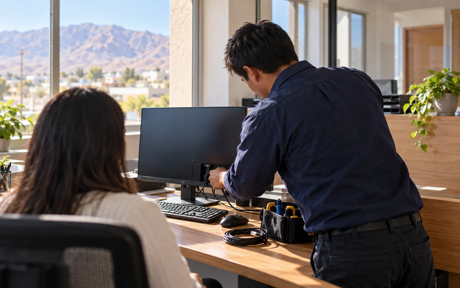 Técnico configurando el equipo de una colaboradora